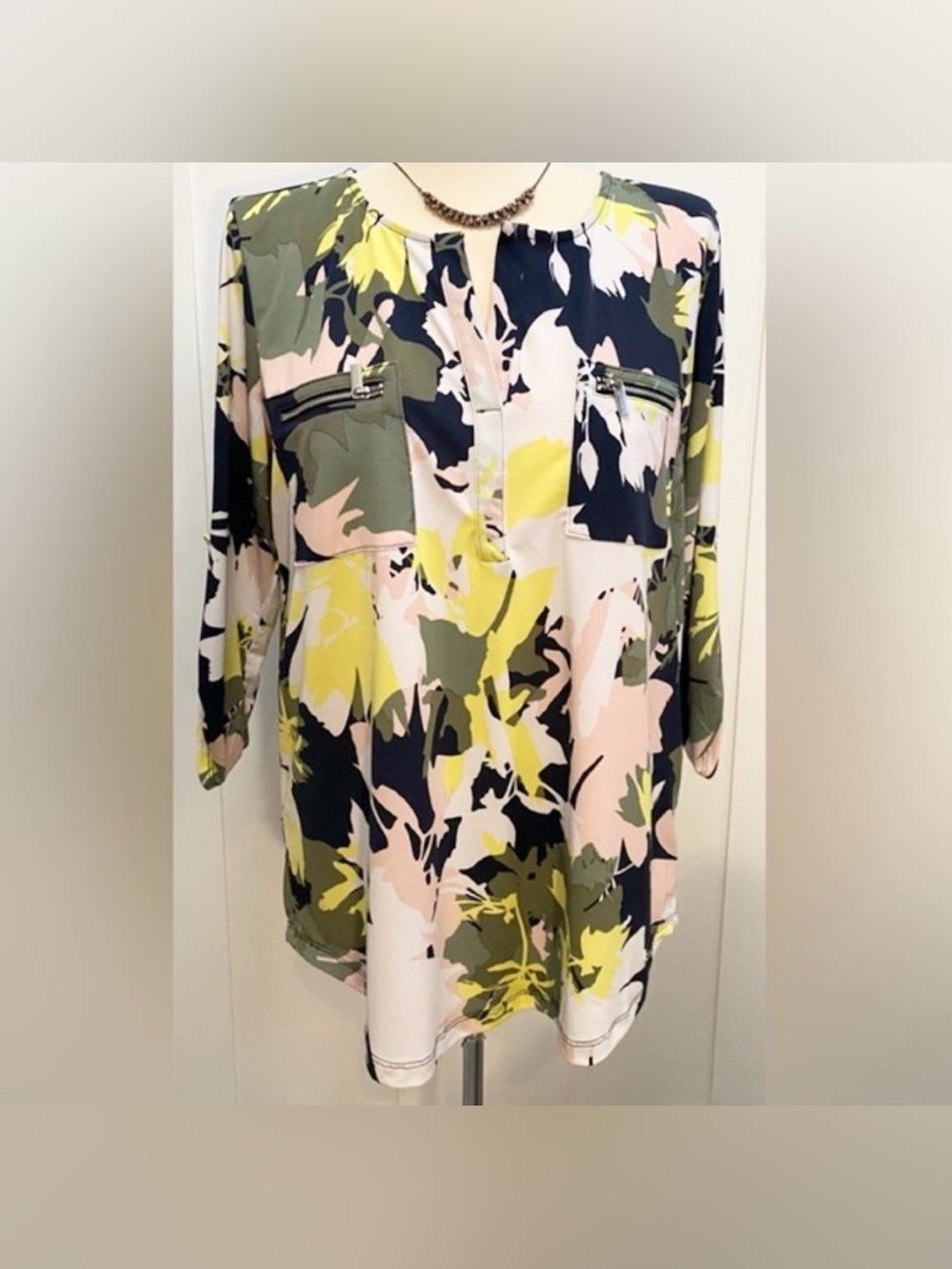 Ellen Tracy Tropical Floral Mid Sleeve VNeck Top Sz MED Green,Yellow,Pink Black